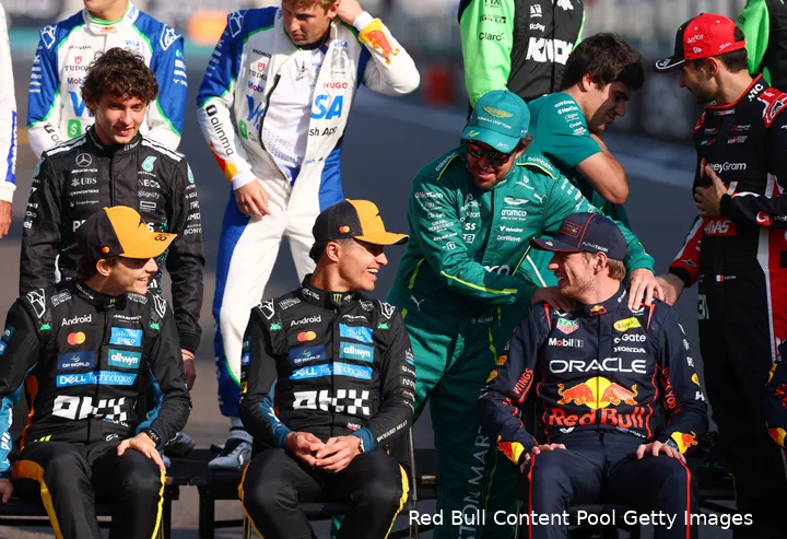 max-verstappen-lando-norris-oscar-piastri-fernando-alonso-lachen-rijdersfoto-abu-dhabi