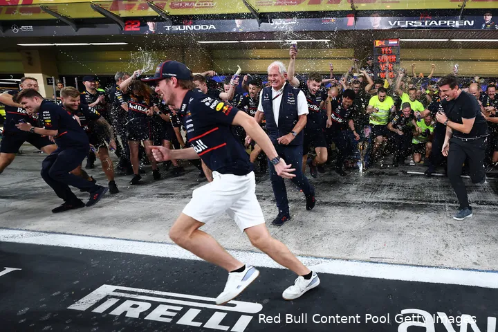 max-verstappen-red-bull-racing-gp-abu-dhabi-2025-zondag-helmut-marko