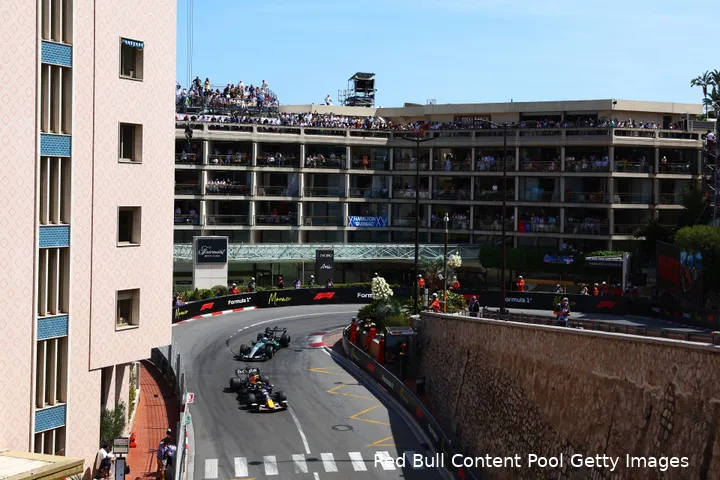 george-russell-mercedes-isack-hadjar-rb22-red-bull-racing-2026-monaco-zondag-grand-prix
