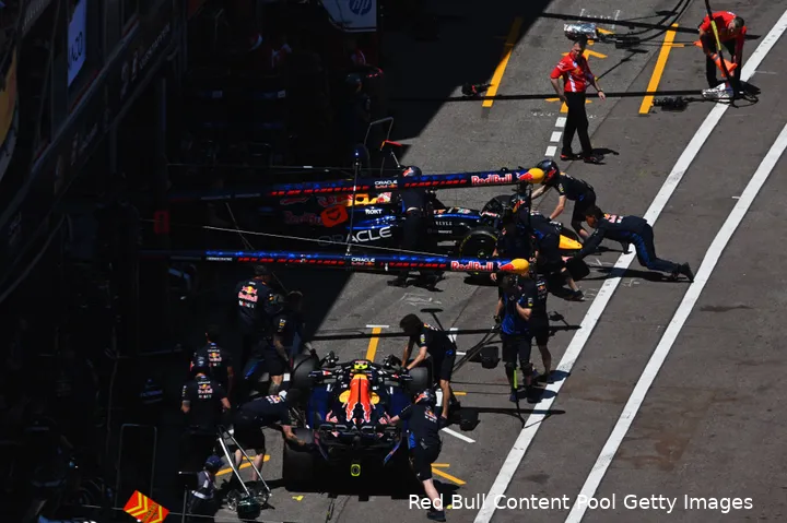 isack-hadjar-max-verstappen-rb22-red-bull-racing-2026-monaco-zaterdag-kwalificatie