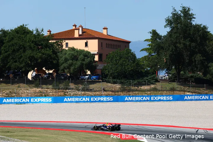 isack-hadjar-rb22-red-bull-racing-vrijdag-Barcelona-Spanje