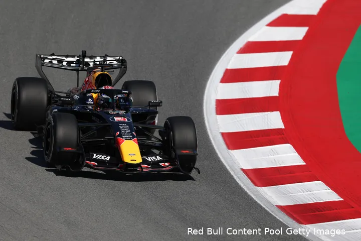 max-verstappen-rb22-red-bull-racing-vrijdag-Barcelona-Spanje