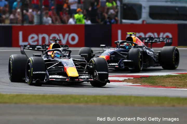 isack-hadjar-max-verstappen-red-bull-racing-gp-groot-brittannie-2026-zondag