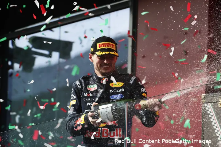 max-verstappen-red-bull-racing-gp-hongarije-2026-zondag-podium-champagne