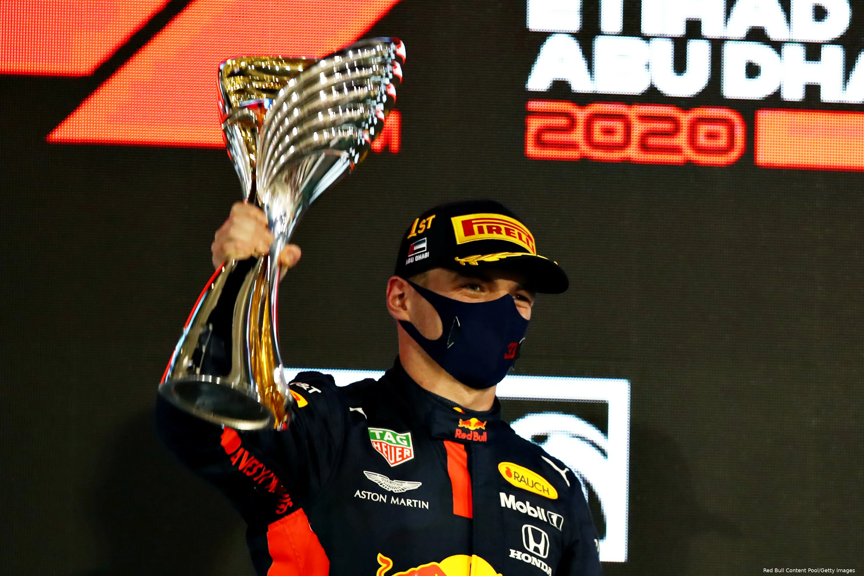 Verstappen blij beker Abu Dhabi 2020
