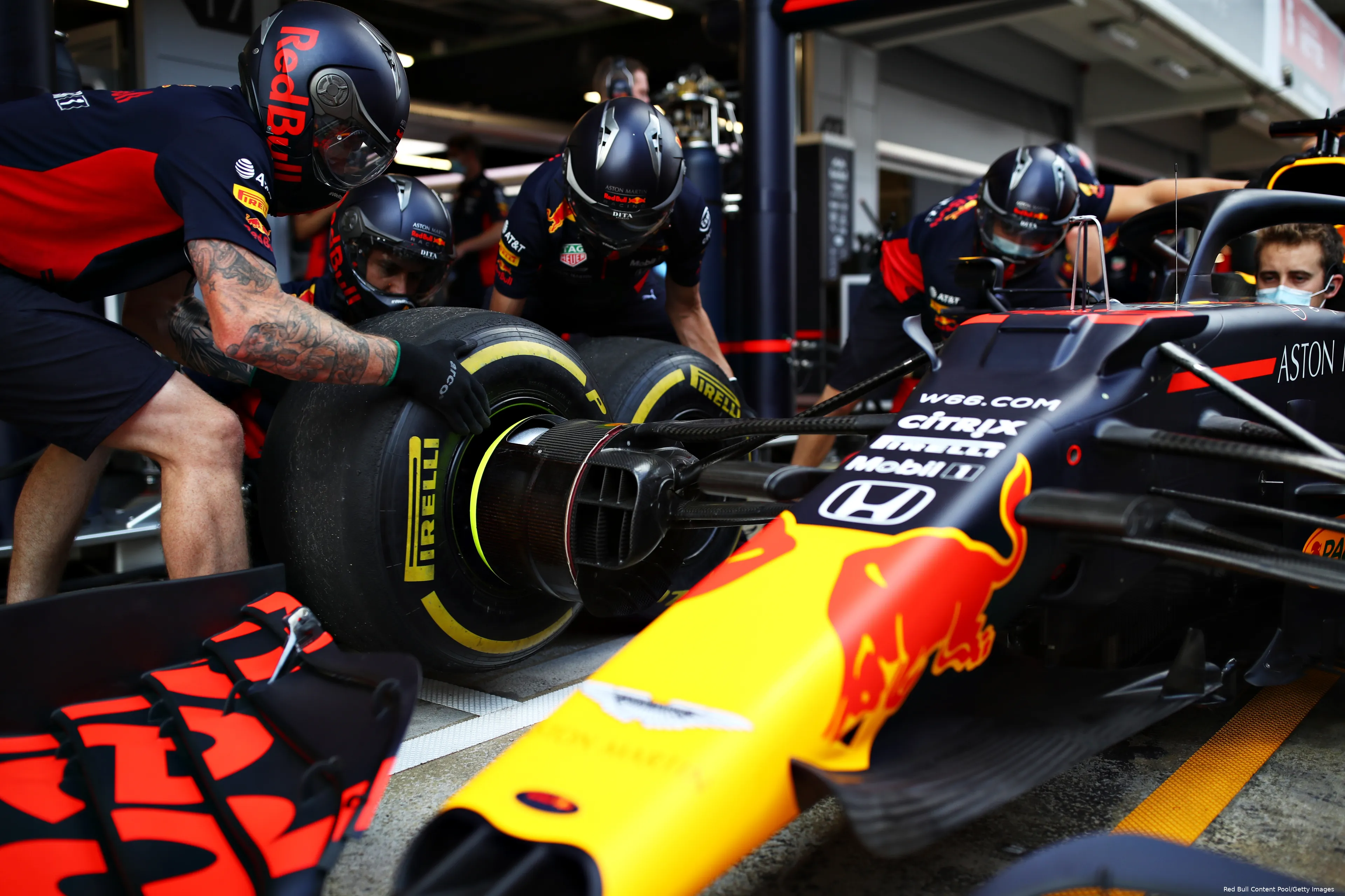 Red Bull Racing Pirelli geel