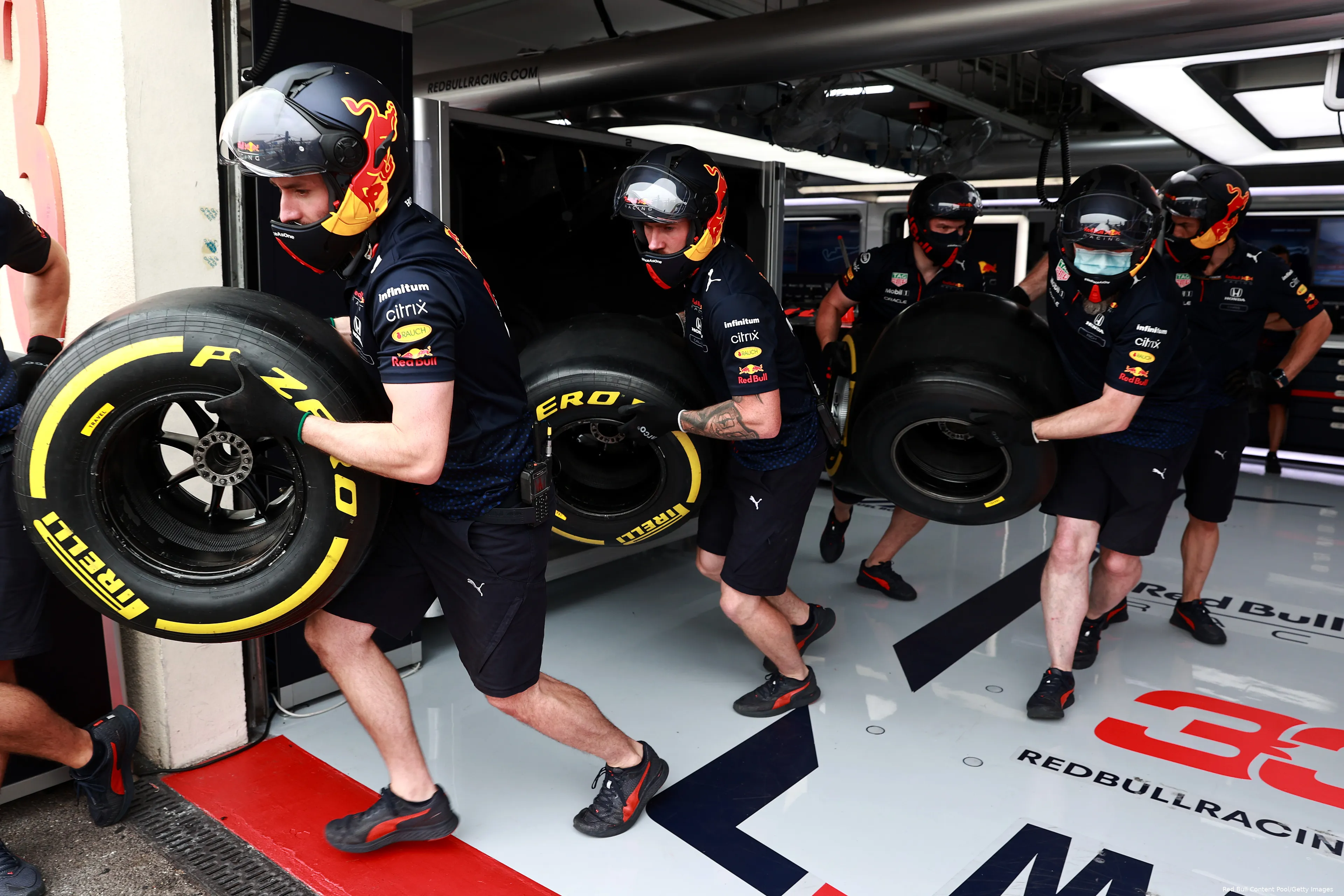red bull pitstop pit stop pirelli medium verstappen frankrijk
