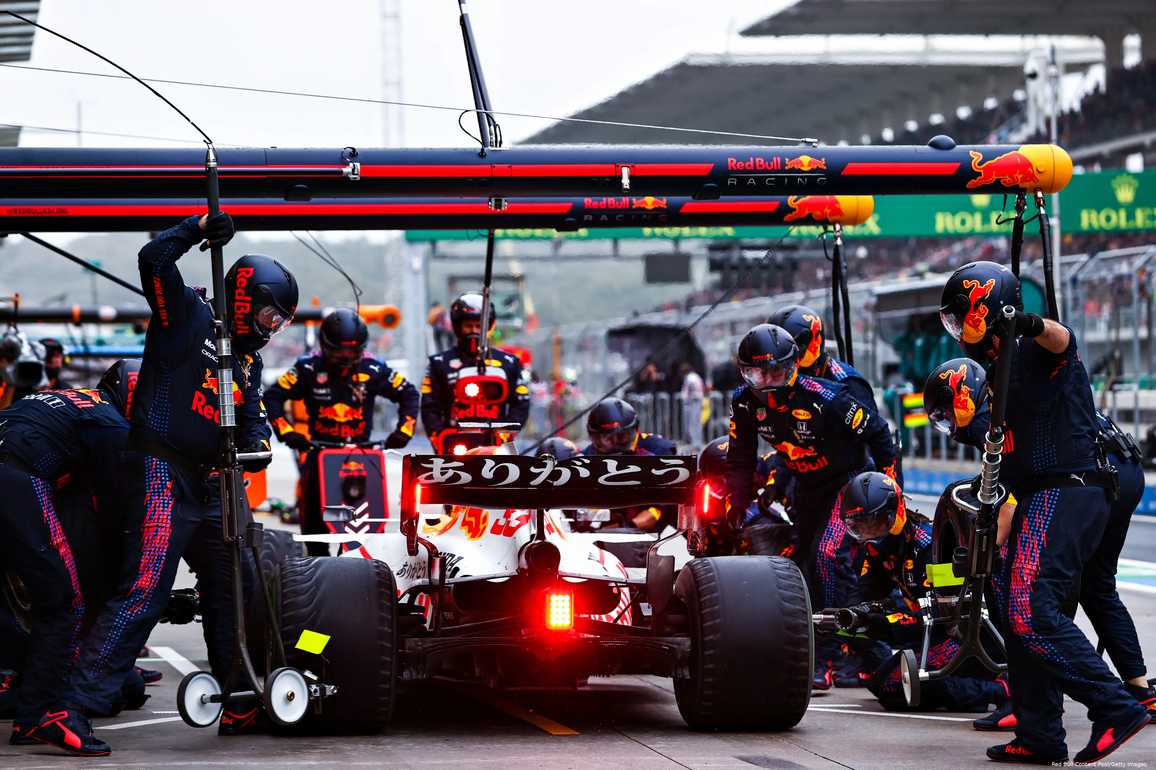 pitstop red bull pit pirelli band