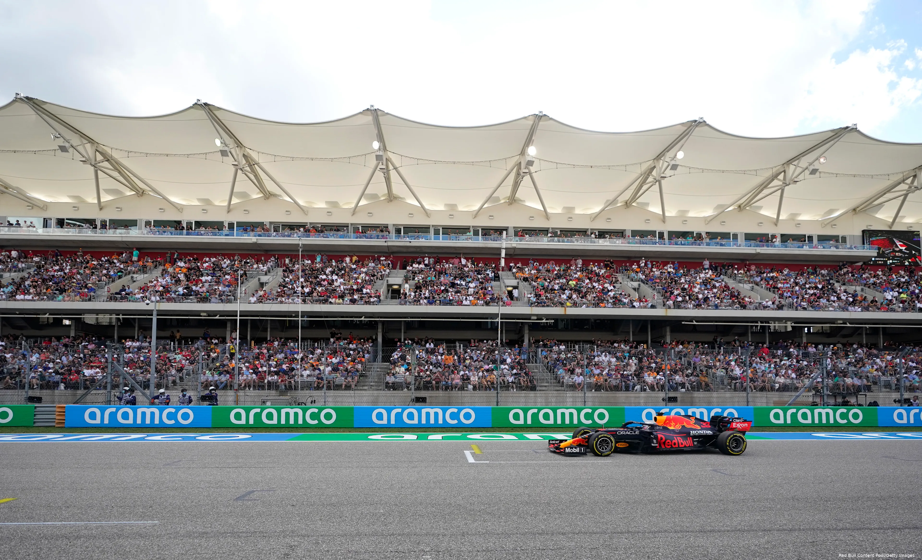 vs max verstappen red bull rb16b