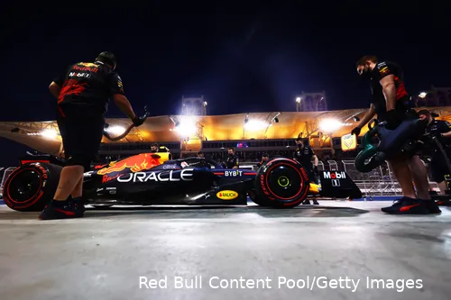 Max Verstappen in pits tijdens kwalificatie GP Bahrein 2022 (Red Bull Content Pool / Getty Images)