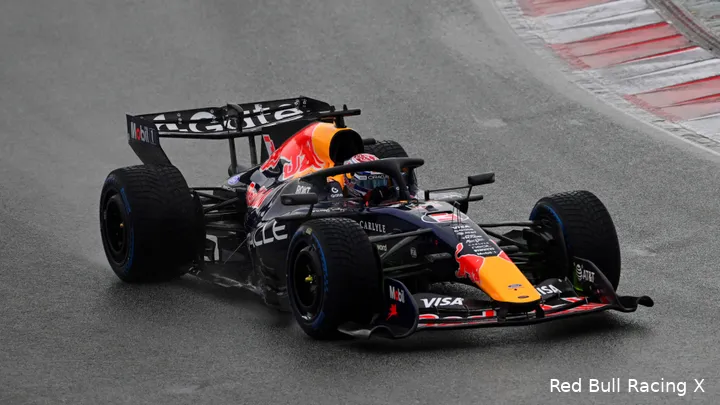 Verstappen_RB22_RedBull_Spanje_Regen_RedBullRacing