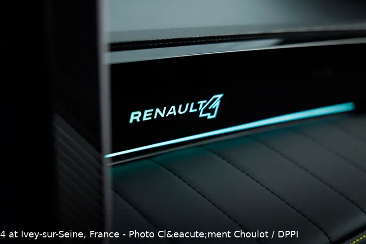 11 renault 4 e tech electric