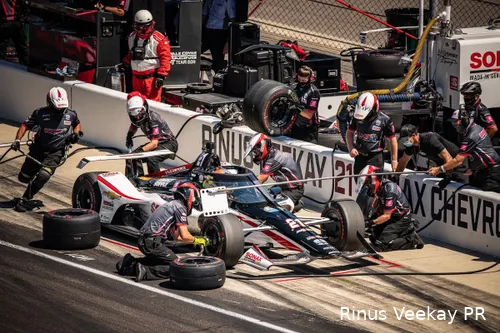 Fouten maken mag ditmaal niet gebeuren tijdens de Indy 500 –&nbsp;zo verloor VeeKay in 2020 de kans op een overwinning nadat hij tijdens de pitstops een cruciale fout maakte, waarbij hij zijn monteur aanreed. (Foto: Rinus VeeKay PR)