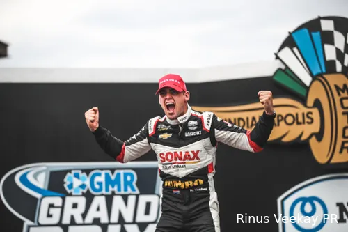 <i>Een perfecte dag voor VeeKay, die op de road course
van de Indianapolis Motor Speedway zijn eerste zege grijpt in de IndyCar.
Dankzij een reeks gedurfde inhaalacties en een strakke strategie claimt de dan
20-jarige na 85 ronden de hoogste trede van het podium. (Foto: Rinus VeeKay PR)</i>