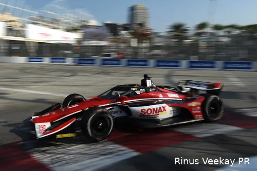<i>Pech en wat-als-scenario’s tekenen de tweede helft van VeeKay’s seizoen. Een inhaalrace op de Streets of Long Beach vanaf P24 eindigt in tranen wanneer een mechanisch probleem zich voordoet en de ECR-coureur, dan al doorgestoten tot de tiende plaats, de strijd moet staken.&nbsp;(Foto: Rinus VeeKay PR)</i>