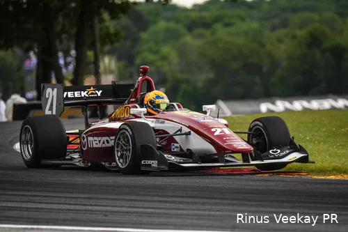 <i>VeeKay had de smaak goed te pakken in de Indy Lights, de klasse direct onder IndyCar. Met Juncos Racing won hij dat jaar zes races en stond hij veertien keer op het podium, waarmee hij alleen Oliver Askew voor zich moest dulden in het klassement.</i>