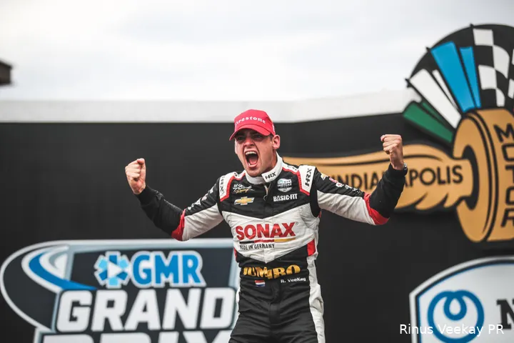 <i>Een perfecte dag voor VeeKay, die op de road course
van de Indianapolis Motor Speedway zijn eerste zege grijpt in de IndyCar.
Dankzij een reeks gedurfde inhaalacties en een strakke strategie claimt de dan
20-jarige na 85 ronden de hoogste trede van het podium. (Foto: Rinus VeeKay PR)</i>