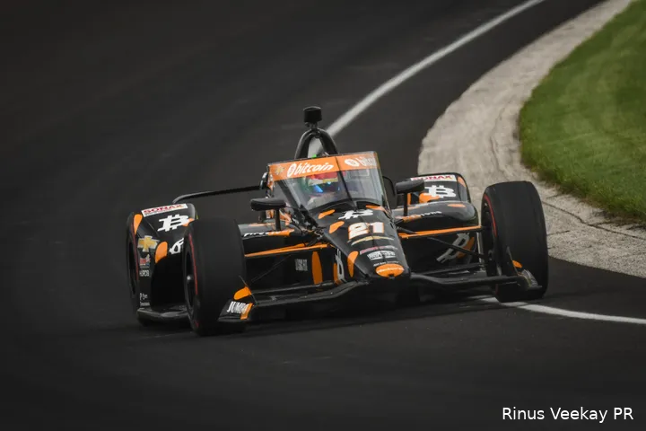 <i>VeeKay gaat keer op keer als de brandweer tijdens de legendarische Indy 500, maar vooralsnog heeft hij de prestatie van mentor Arie Luyendyk niet kunnen emuleren. Daar moet binnen tien jaar verandering in komen. (Foto: Rinus Veekay PR)</i>