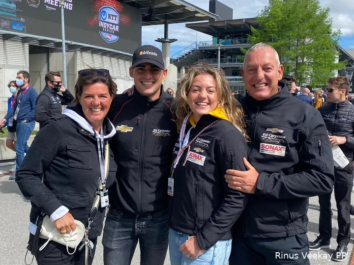 <i>VeeKay kan rekenen op onvoorwaardelijke steun van moeder Evelien, zus Michelle en vader Marijn. Geregeld zijn ze te vinden in de IndyCar-paddock om de 21-jarige aan te moedigen. (Foto: Rinus Veekay PR)</i>