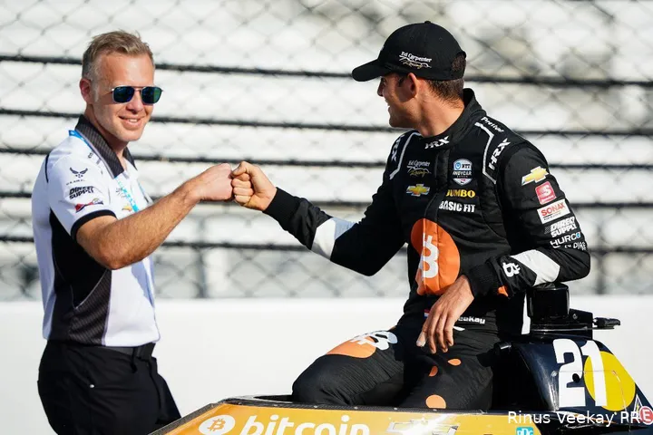 <i>Ed Carpenter was in 2019 de eerste die VeeKay de kans gaf achter het stuur van een IndyCar-machine te kruipen. De Hoofddorper liet zich direct van zijn beste kant zien en kreeg, na nog een keer testen, een contract aangeboden en is sindsdien de enige fulltime coureur van ECR, samen met Conor . 2022 wordt zijn derde seizoen voor het team. (Foto: Rinus Veekay PR)</i>