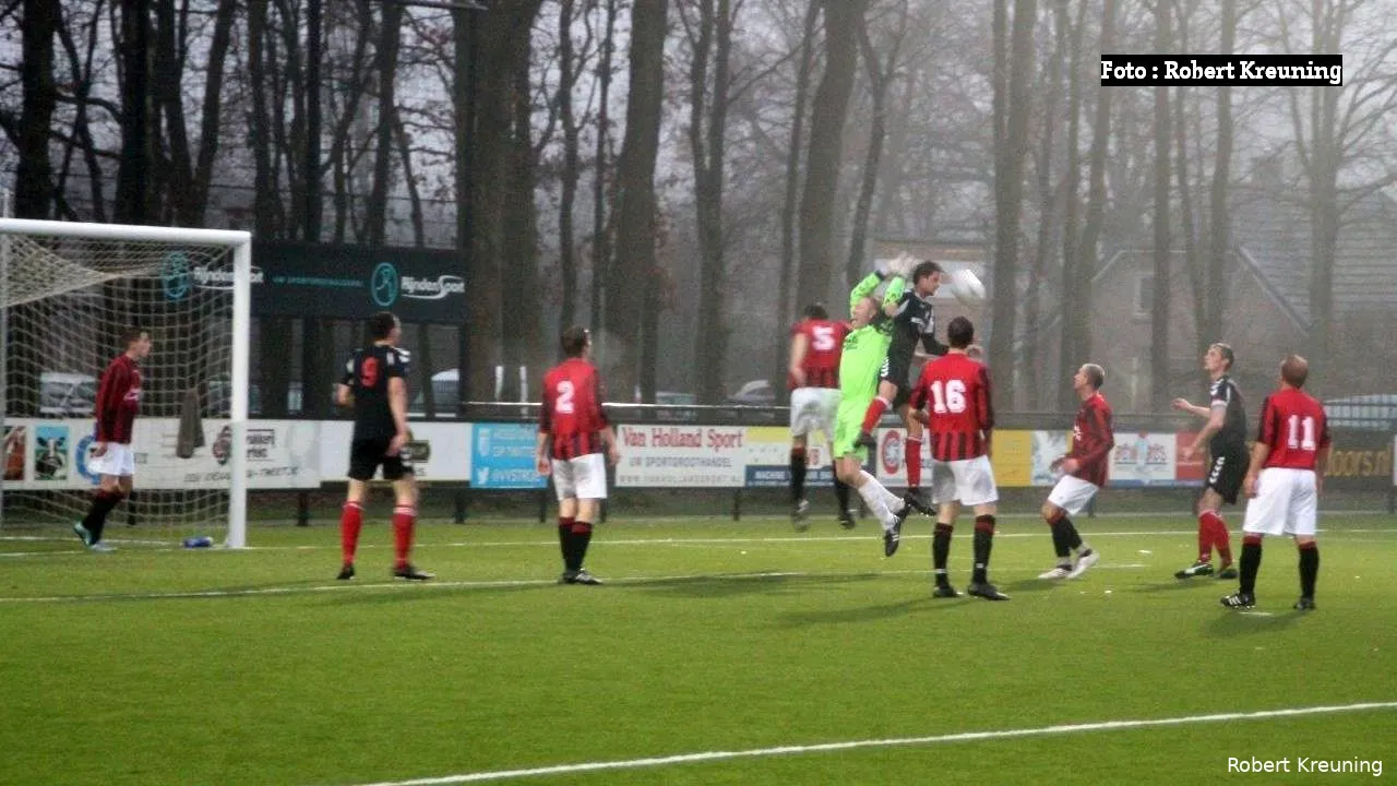 Glimlachend Meisje Vrij Met Een Rond Gezicht Met Gebogen Hoofd En Brutale Uitdrukking 116891871
