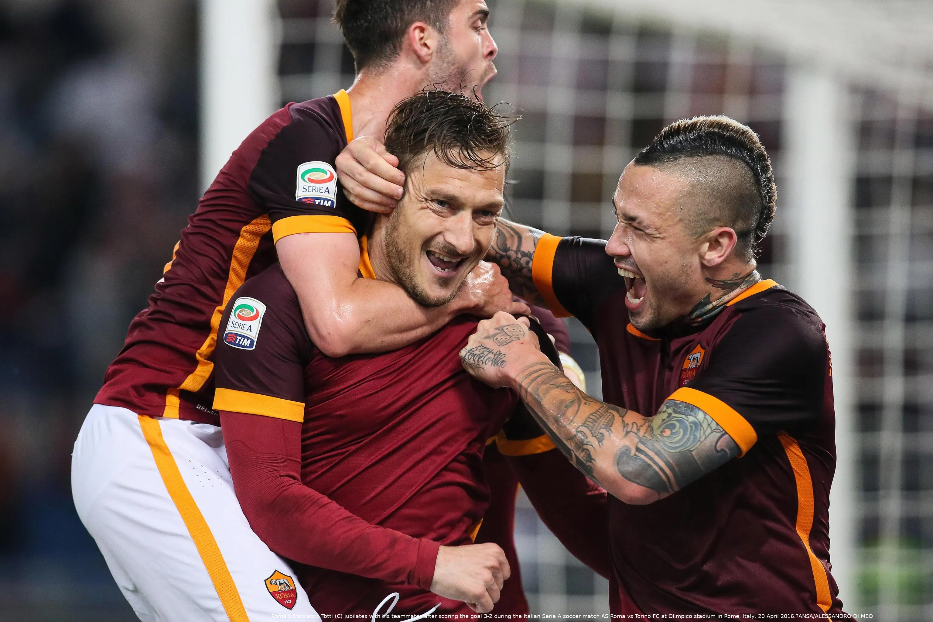totti abbracciato da pjanic e nainggolan