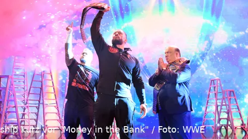 Roman Reigns präsentiert die Undisputed-Championship kurz vor "Money in the Bank" / Foto: WWE