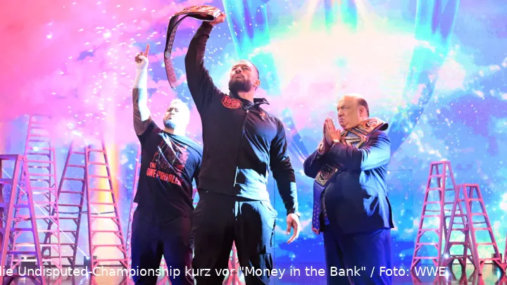 Roman Reigns präsentiert die Undisputed-Championship kurz vor "Money in the Bank" / Foto: WWE