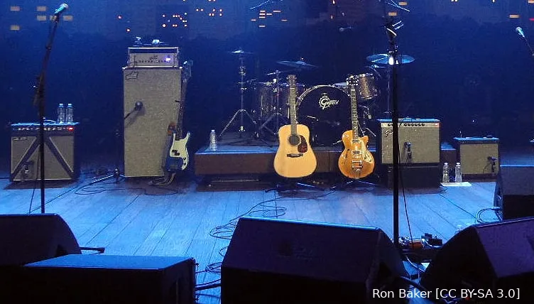 podium met muziekinstrumenten