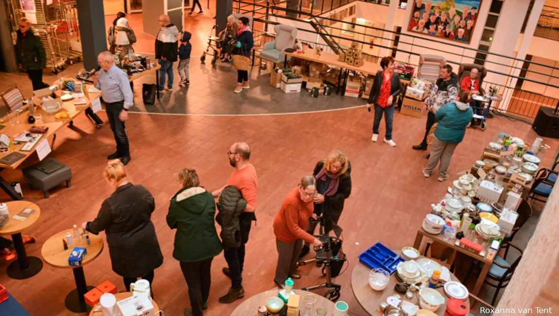 veel blije gezichten op weggeefmarkt rhederhof rheden roxanna van tent 1