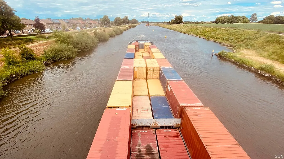 containervervoer over julianakanaal bij berg aan de maas