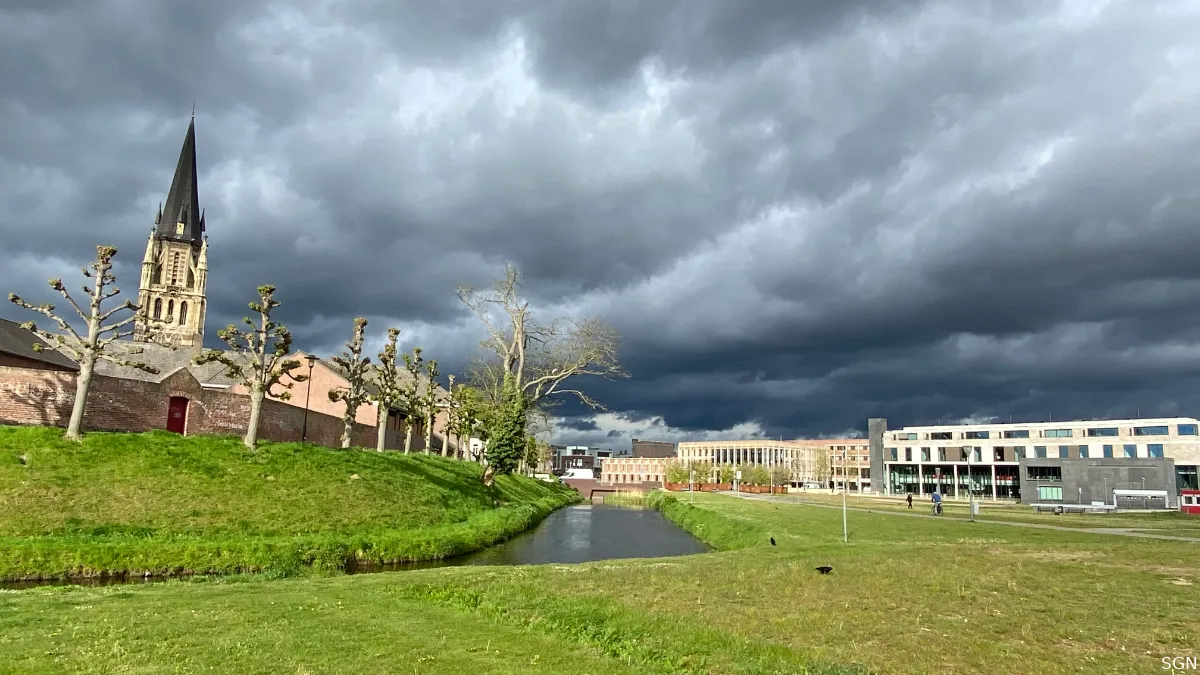 donkere wolken boven sittard