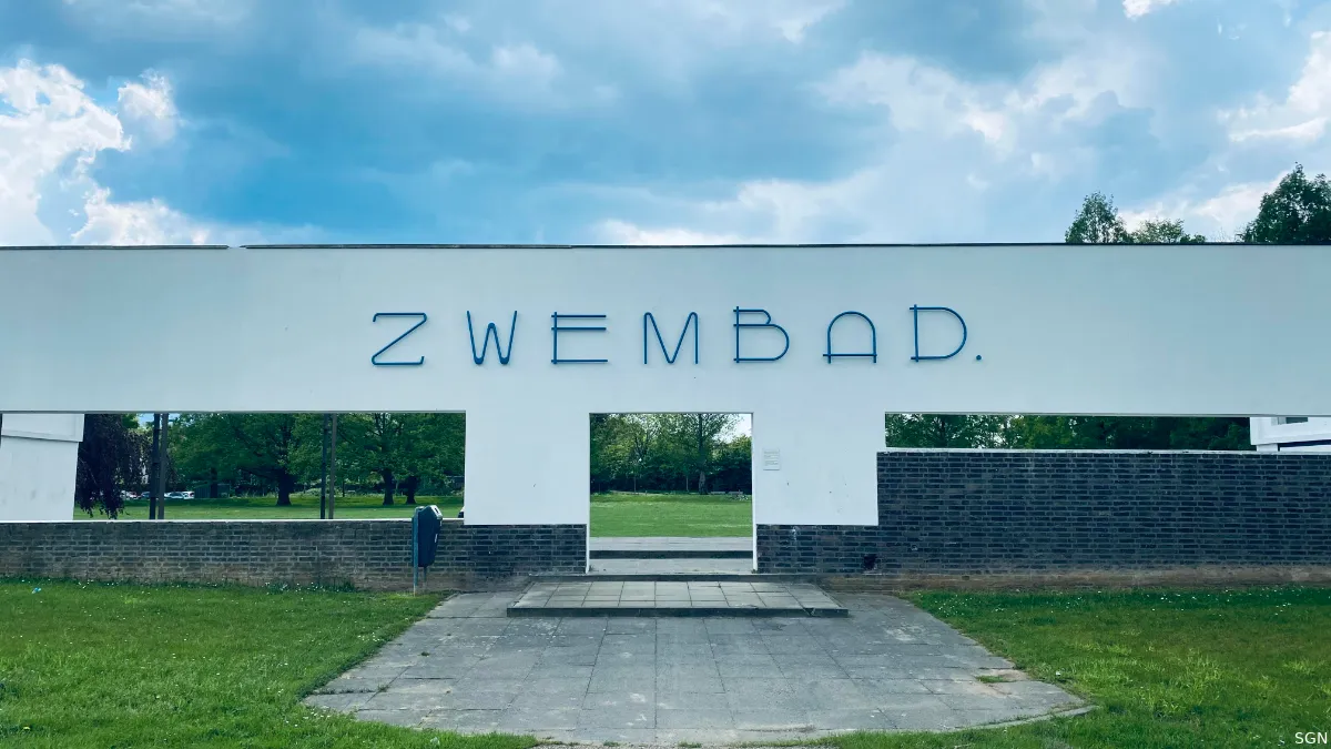 oude letters zwembad terug op restanten oude zwembadgebouw