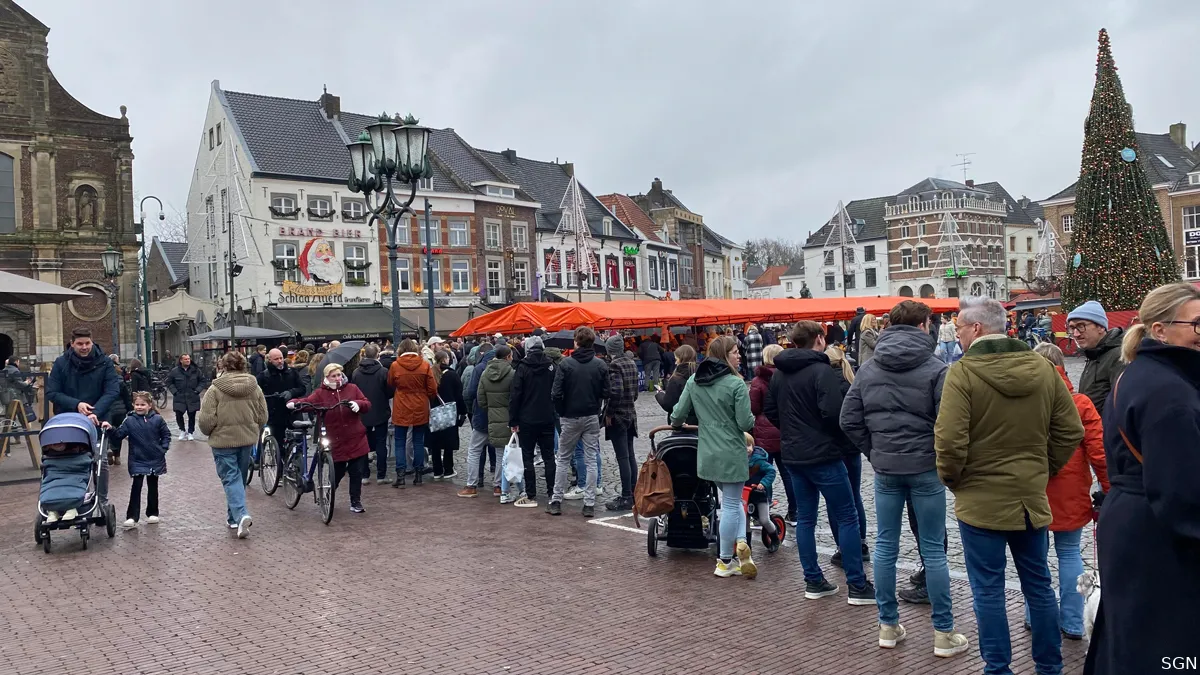 rijen op markt sittard voor kaartje kanon