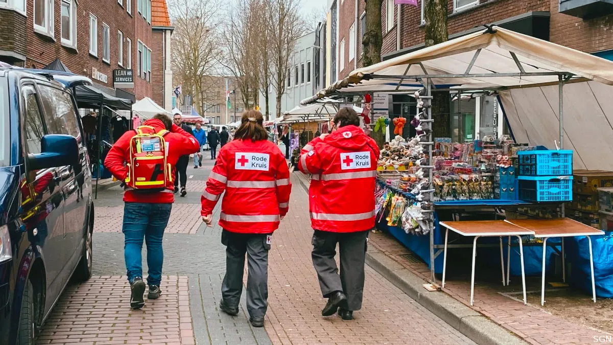 sint joep 2023 rode kruismedewerkers op rosmolenstraat voor start van de markt