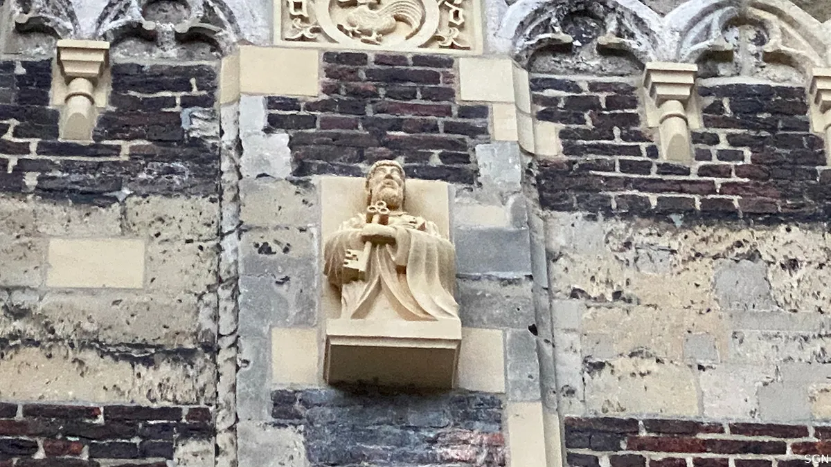 sint petrusbeeld in kerktoren sittard