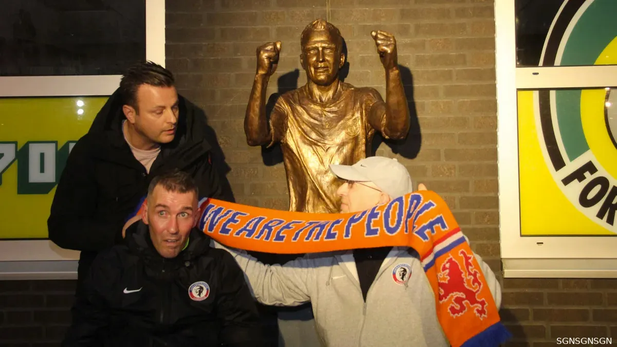 ricksen bij onthulling van zijn standbeeld