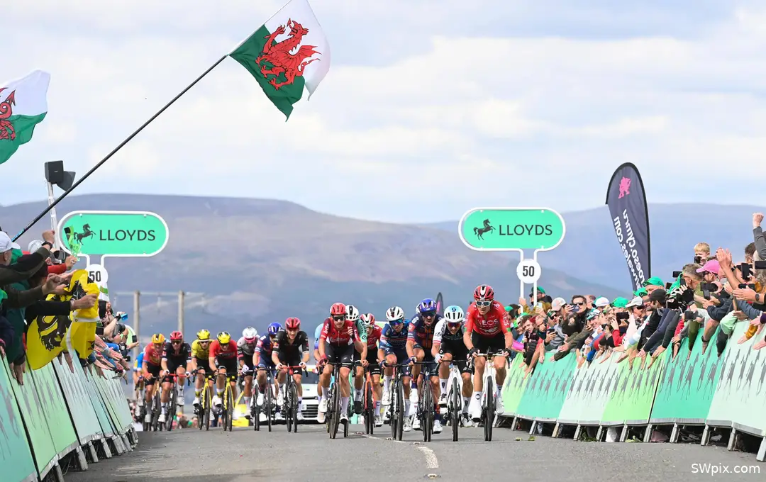 Geraint Thomas leads the main field to the top of The Tumble during stage five (Credit SWpix.com)