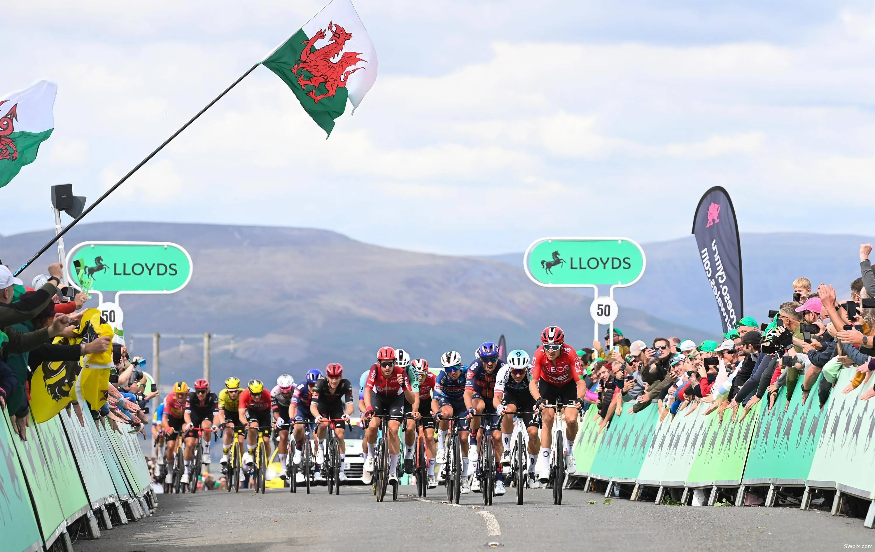 Geraint Thomas leads the main field to the top of The Tumble during stage five (Credit SWpix.com)