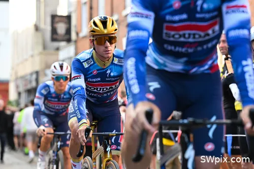 Remco Evenepoel, junto a sus compañeros del Quick-Step
