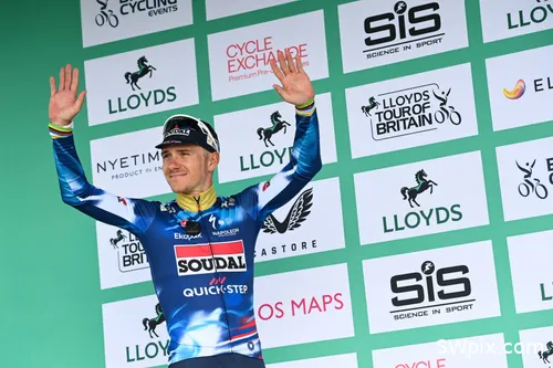Remco Evenepoel, saludando al público en la presentación del Tour de Gran Bretaña