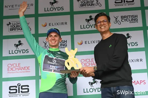 Romain Gregoire, en el podio recogiendo su título en el Tour de Gran Bretaña