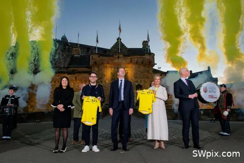 Mark Cavendish und Christian Prudhomme bei der Vorstellung des Grand Départ der Tour de France 2027 in Edinburgh