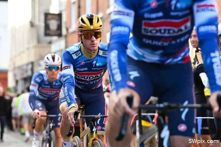 Remco Evenepoel, junto a sus compañeros del Quick-Step