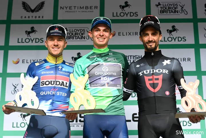 Podio final del Tour de Gran Bretaña 2025 con Romain Gregoire ganador por delante de Remco Evenepoel y Julian Alaphilippe