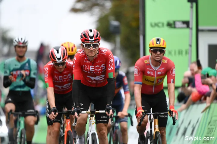 Thomas cruza a linha de meta pela última vez como ciclista profissional