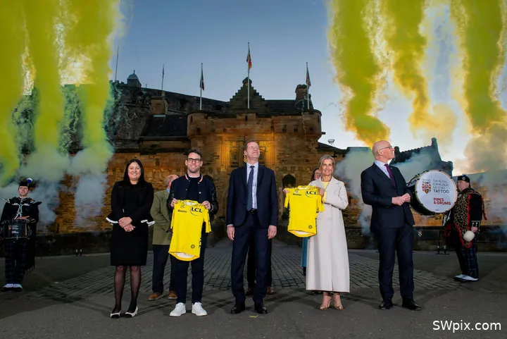 Mark Cavendish e Christian Prudhomme na apresentação do Grande Partida da Volta a França 2027 em Edimburgo