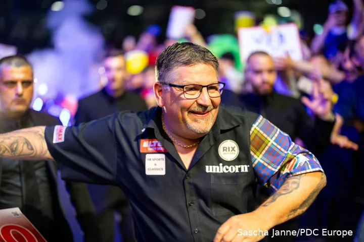 Gary Anderson walks on during European Tour.