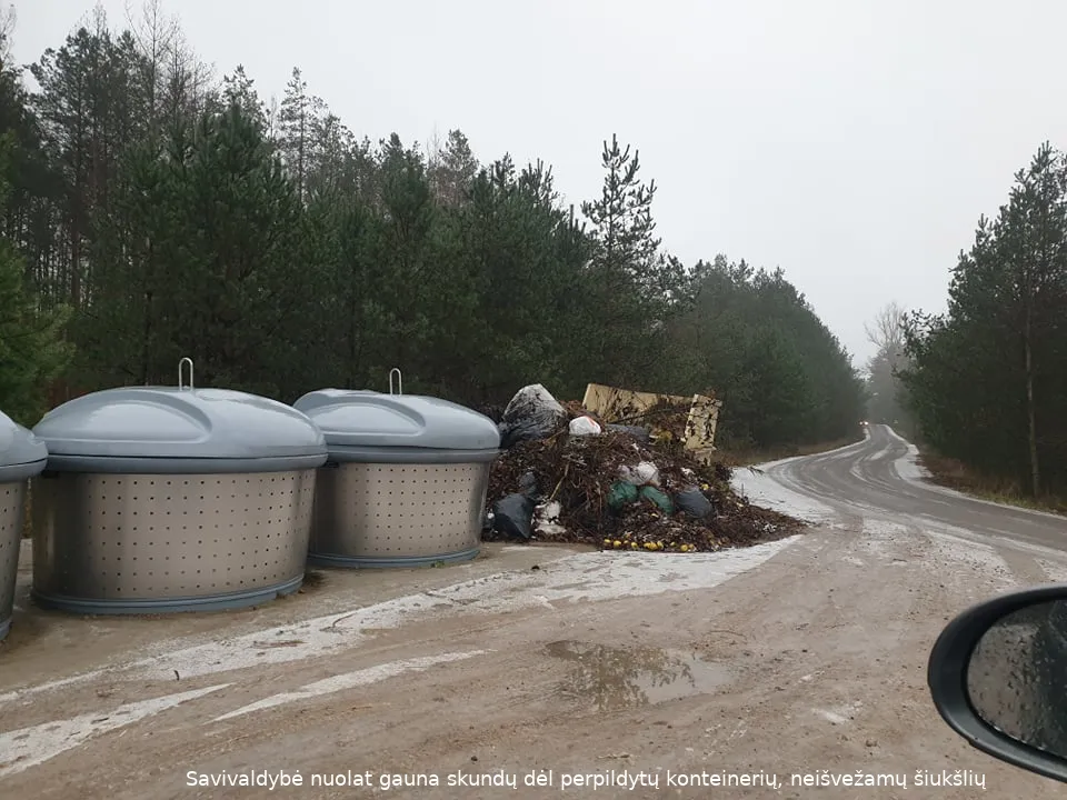 savivaldybe nuolat gauna skundu del perpildytu konteineriu neisvezamu siuksliu