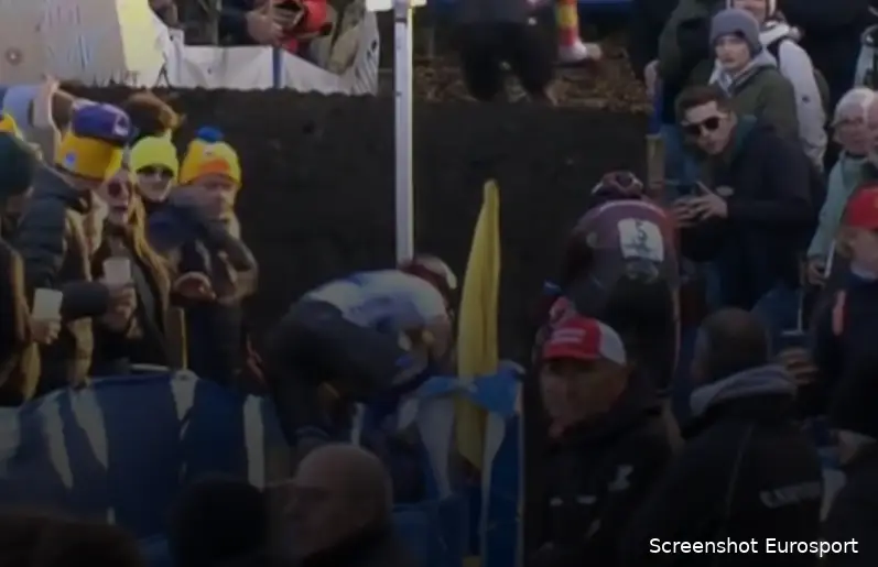 The moment Thibau Nys crashes in the finale...